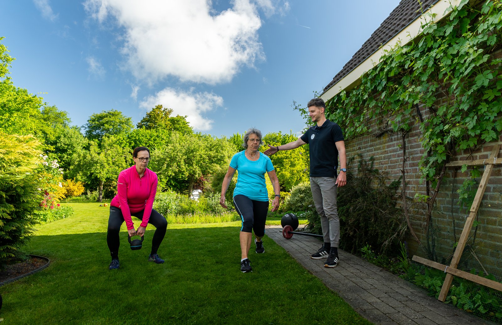 Training aan huis in de tuin onder begeleiding van personal trainer in Leeuwarden