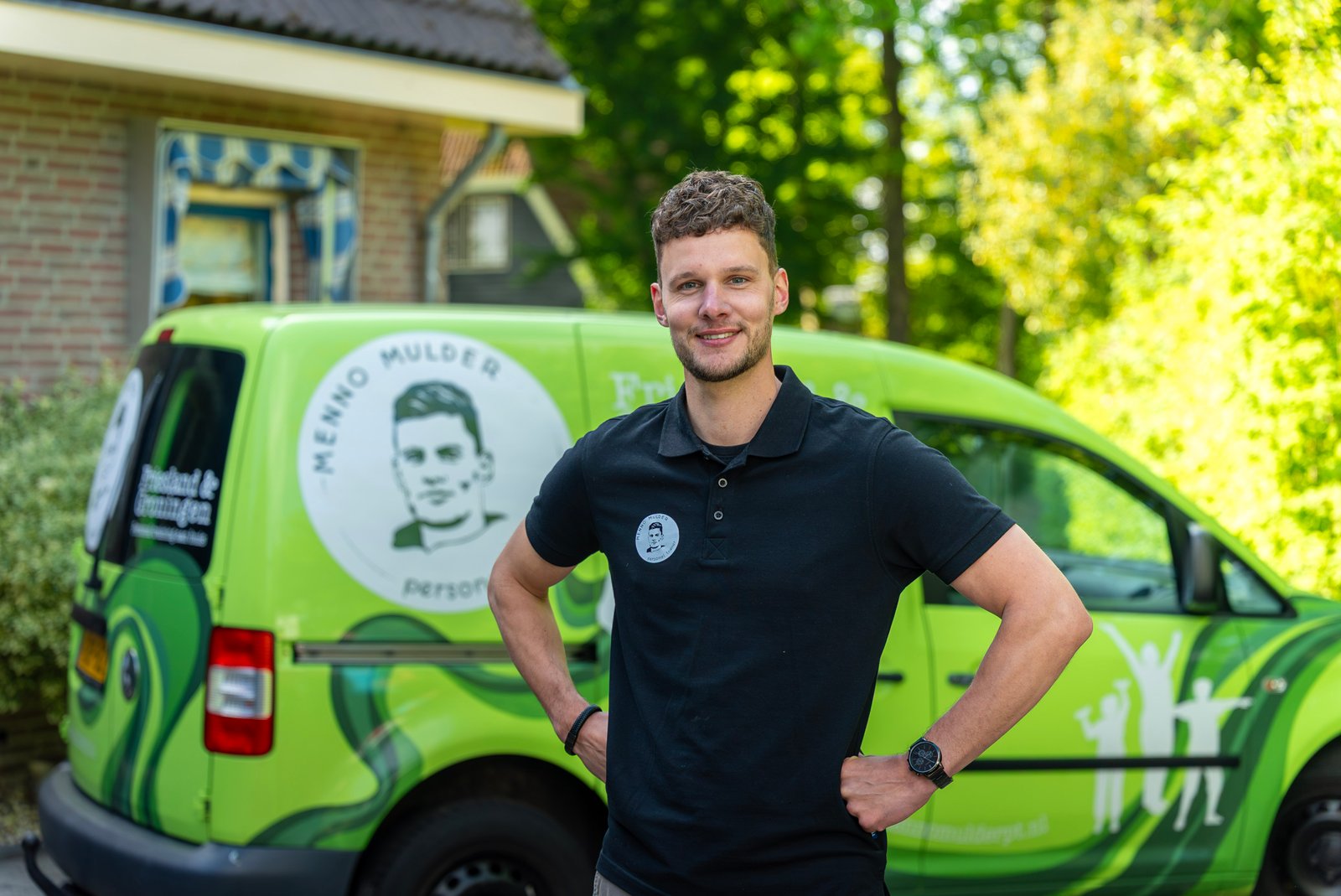 Personal trainer Menno Mulder bij zijn bus voor personal training aan huis in Drachten